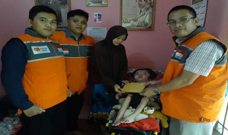 Rumah Zakat bersama Kitabisa.com melalui Cita Sehat Foundation meyalurkan donasi berupa bantuan kesehatan dan biaya hidup kepada Rafi penderita hydrocefalus.(Rumah Zakat)