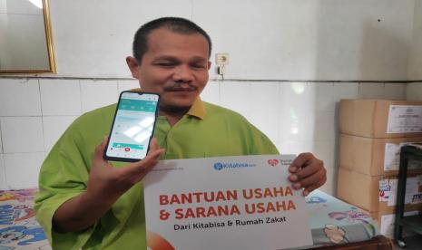 Rumah Zakat bersama Kitabisa menyalurkan bantuan sarana usaha kepada Yunus