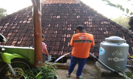 Rumah Zakat bersama Kitabisa sama-sama berbagai air bersih untuk masyarakat di Gunungkidul khususnya di Giripurwo, Senin (06/9). Sebanyak 4 tangki di 4 titik yang disalurkan ke beberapa lokasi diantaranya Masjid Muqarabun, An-Nur,Al-Amin, dan Al-Falaq Bejaten.