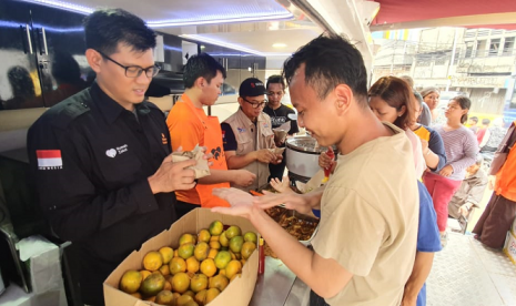 Rumah Zakat bersama Okeoce mengirimkan food truck untuk membantu korban banjir di Kampung Pulo.