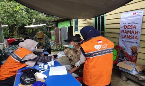 Rumah Zakat bersama para kader posyandu di Desa Lamaru, Balikpapan melaksanakan pemeriksaan kesehatan untuk lansia selama 2 hari, dari tanggal 22-23 September. 