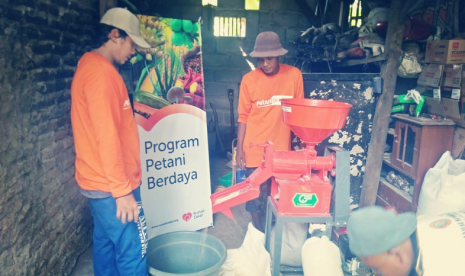     Rumah Zakat bersama para petani binaannya memanen padi organik.