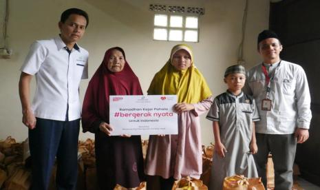 Rumah Zakat bersama Perumda Sarana Jaya menyalurkan bantuan program ramadhan langsung di salah satu desa binaan rumah di Cipinang Muara, Jakarta Timur.