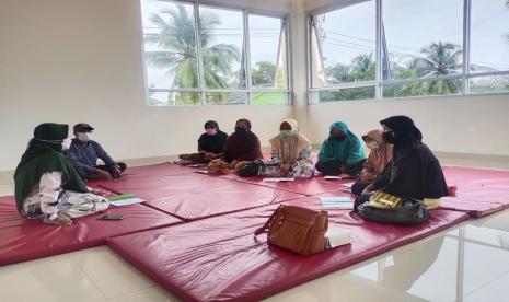 Rumah Zakat bersama Puskesmas Lamaru dan Dinas Kesehatan Kota Balikpapan mengadakan Pemberdayaan Lansia di Aula puskesmas, Sabtu (30/10). 