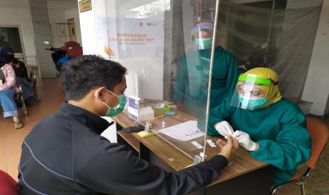 Rumah Zakat bersama Shopee salurkan APD (Alat Pelindung Diri) dan pemeriksaan rapid test gratis di Klinik Pratama Cita Sehat Jakarta Timur Jalan Mulya Jaya no. 9b RT 11 RW 08 Cipinang Muara Jakarta Timur.