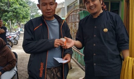 Rumah Zakat bersama Yayasan Badewa yang merupakan salah satu komunitas bela diri tradisional di Bandung membagikan 150 kaleng kornet sapi Superqurban.