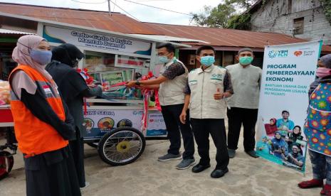 Rumah Zakat bersama YBM PLN serahkan gerobak baru untuk Mujiati.