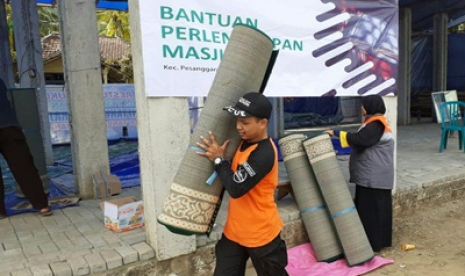 Rumah Zakat bersama YMM Freeport menyalurkan bantuan perlengkapan masjid di Dusun Krajan Desa Sarongan Kecamatan Pesanggaran Kabupaten Banyuwangi.