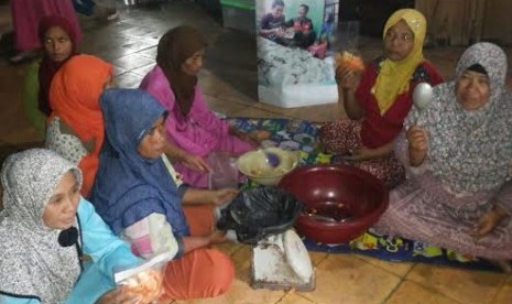 Rumah Zakat bersama ZIS Rohis Lintas Arta membentuk kelompok usaha untuk ibu rumah tangga di Desa Mekarmanik, Lebak, Banten.