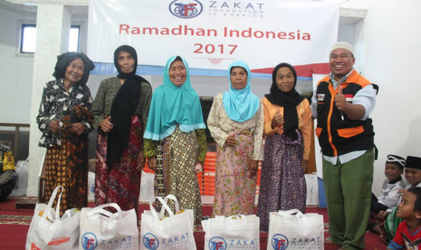 Rumah Zakat bersinergi dengan ZFA membagikan paket berbuka