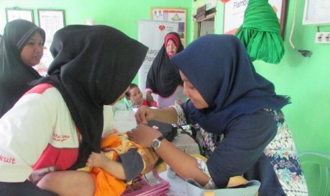 Rumah Zakat besrsinergi dengan Puskesmas Tamalanrea memberikan pelayanan kesehatan balita di Posyandu Flamboyan VI, Kelurahan Tamalanrea Jaya, Kampung Parang, Makassar.