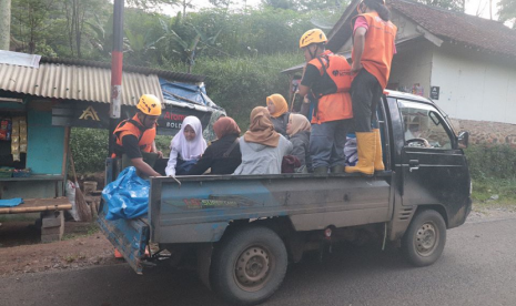 Rumah Zakat buka layanan antar-jemput sekolah bantu warga terdampak longsor di Kabupaten Lebak.