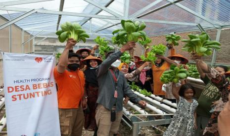 Rumah Zakat Cabang Bekasi melalui Pemberdayaan di bidang Agro menggelar panen perdana di tanahWakaf yang berlokasi di Kampung Warung Bongkok, Desa Telaga Murni, Kecamatan Cikarang Barat, Bekasi Senin