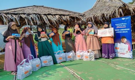  Rumah Zakat Cabang Bekasi menyalurkan Kado Lebaran Yatim untuk anak-anak Yatim di wilayah Kecamatan Tambelang, tepatnya di Saung Quran Al- Awwal Kampung Tambelang Desa Sukagalih No 17 RT 011/06, Kecamatan Tambelang, Kabupaten Bekasi, Jawa Barat, pada Selasa (5/4/2022).