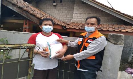 Rumah Zakat cabang Cimahi menyalurkan bantuan kepada warga yang sedang isoman .