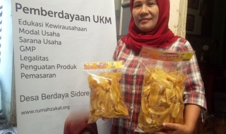 Rumah Zakat Cabang Medan memberikan modal usaha kepada Isna Eka Sari.