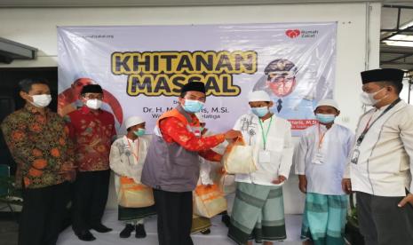 Rumah Zakat Cabang Provinsi Jawa Tengah menggelar kegiatan sosial khitanan massal,Kamis (30/12/2021) di Rumah Dinas Wakil Walikota Salatiga Jalan Imam Bonjol No. 69 Kota Salatiga. Kegiatan ini diikuti oleh 20 anak-anak yatim atau dhuafa di Kota Salatiga.