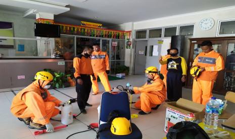 Rumah Zakat cegah penyebaran Covid-19 dengan penyemprotan disinfektan.