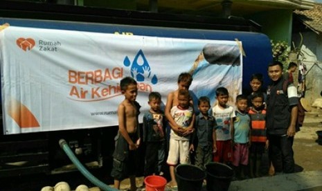 Rumah Zakat Cilegon menyalurkan bantuan air bersih di 2 wilayah terdampak kekeringan di Serang, Banten.