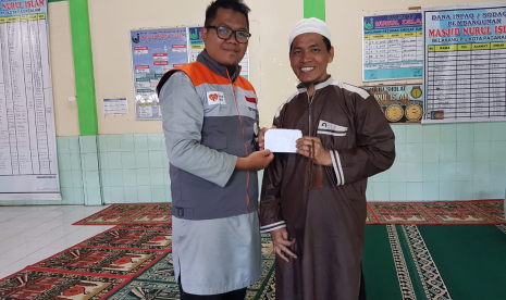 Rumah Zakat dan Baitul Maal PT Semen Baturaja, Tbk menyalurkan bantuan kepada marbot Masjid Nurul Islam.