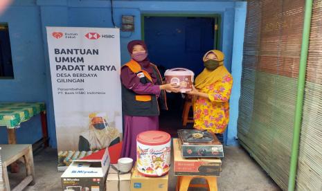 Rumah Zakat dan HSBC menyalurkan bantuan sarana usaha untuk Mak Ren.