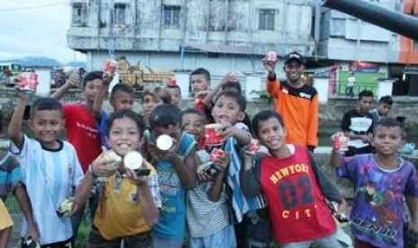 Rumah Zakat dan KJS Ambon membina anak-anak jalanan di pinggir pantai Losari.