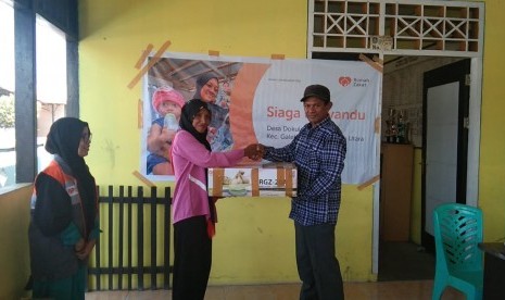 Rumah Zakat dan komunitas muslim Gosowong menyerahkan bantuan untuk posyandu di Desa Dokulamo Kecamatan Galela Kabupaten Halmahera Utara. 