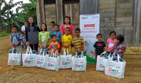 Rumah Zakat dan MTT Telkomsel berikan kado lebaran untuk yatim di pelosok Kalimantan.