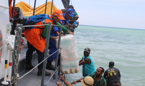 Rumah Zakat dan PBPJSTK mengirimkan bantuan untuk korban banjir Papua.