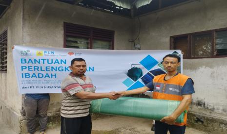 Rumah Zakat dan PLN menyalurkan bantuan perlengkapan ibadah di wilayah terdampak longsor di Kabupaten Agam, Sumatera Barat.