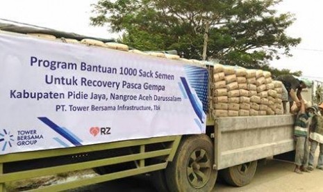 Rumah Zakat dan TBG membantu seribu sak semen untuk pembangunan kembali rumah korban gempa di Aceh.