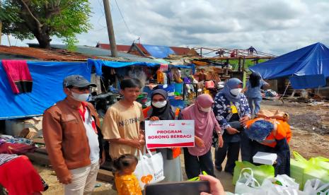 Rumah Zakat dan Telkomsel menyalurkan bantuan sembako kepada korban kebakaran.