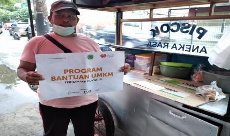  Rumah Zakat Depok berkomitmen membantu pedagang mikro kecil untuk tetap bertahan, bangkit dan bertumbuh dalam mengarungi badai Pandemi Covid-19 ini.