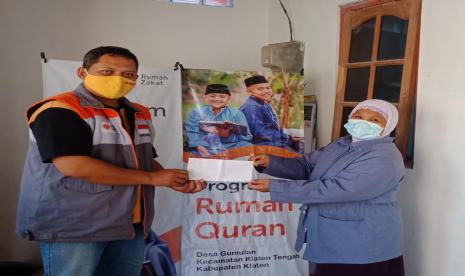 Rumah Zakat Desa Berdaya Gumulan kembali berbagi kebahagiaan kepada dua guru pengajar/pembina Rumah Quran di Musholla At Taqwa Tegal Rejo, Desa Gumulan.