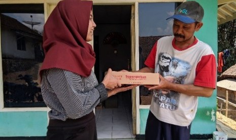 Rumah Zakat dibantu oleh Badan Eksekutif Mahasiswa FISIP Universitas Padjajaran menyalurkan 50 Kornet Superqurban. 