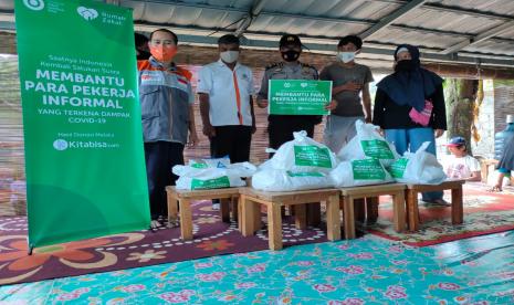  Rumah Zakat distribusikan 161 paket sembako di Kelurahan Pamoyanan, Kecamatan Bogor Selatan.