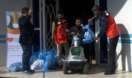  Rumah Zakat Distribusikan Lampu untuk Warga Palestina