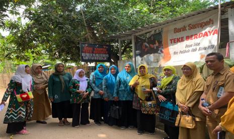 Rumah Zakat edukasi anggota Bank Sampah.