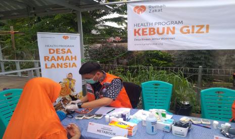 Rumah Zakat gelar pemeriksaan kesehatan gratis untuk lansia.