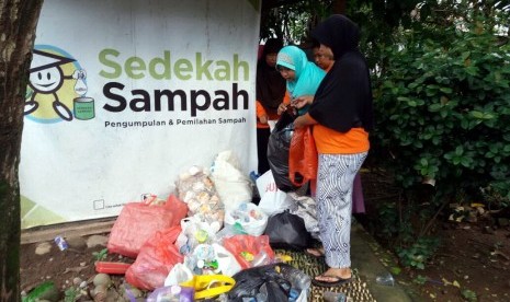 Rumah Zakat Gelar Senam Sehat dan Sedekah Sampah di Makassar