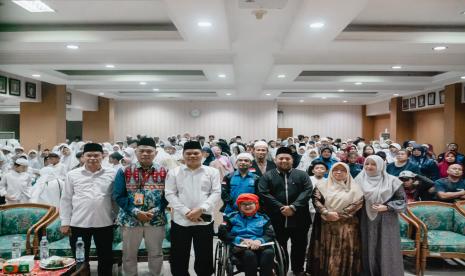 Rumah Zakat hadir bersama Bimas Islam Kemenag RI menggelar acara Lebaran Yatim 2024 dengan tema Berbagi Cinta Berlimpah Berkah dalam program kick off kolaborasi program pemberdayaan wakaf dan zakat. 