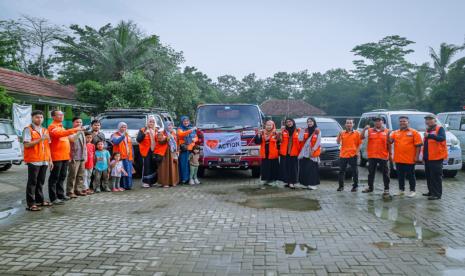 Rumah Zakat hadir memberikan uluran tangan untuk membantu warga yang membutuhkan. Tak hanya di Lebak Gedong, Rumah Zakat juga menyalurkan bantuan di beberapa titik Kecamatan di Lebak Banten, diantaranya Kecamatan Pandeglang dan Kecamatan Rangkas Bitung. Total pemberian bantuan sembako di Lebak Banten berjumlah 500 paket.