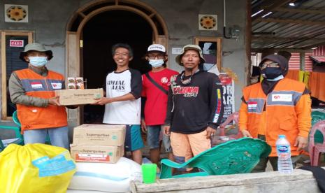 Rumah Zakat-IOF menyalurkan bantuan logistik berupa sembako ke Majene.