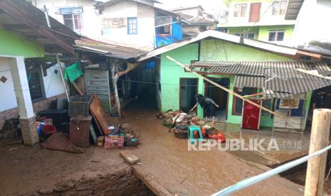 Rumah Zakat Jakarta bergerak cepat untuk menyalurkan bantuan kepada warga terdampak banjir di Jakarta.