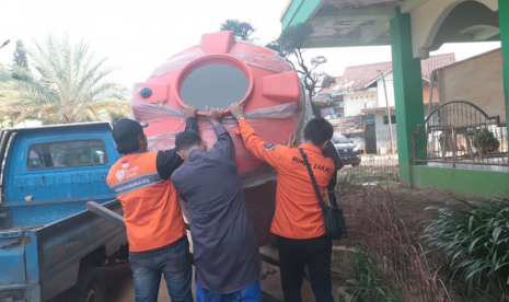 Rumah Zakat kembali membantu memberikan akses air bersih. Kini mereka memberikan bantuan toren untuk Pondok Pesantren Latansa, Lebak, Banten.