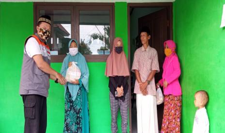 Rumah Zakat kembali memberikan bantuan kepada pengajar santri dan remaja dalam belajar iqro dan Alquran di Desa Berdaya,