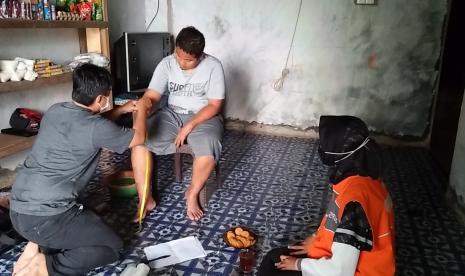 Rumah Zakat kembali memberikan kebahagiaan untuk masyarakat. Kali ini, Rumah Zakat menyalurkan dana bantuan kesehatan untuk Sutrisno yang kehilangan tangan kanannya akibat kecelakaan kerja. Setelah tangan kanan pak Tris diamputasi, beliau hanya bisa membantu istrinya berjualan gorengan di depan rumahnya dengan menggunakan tangan kirinya dan 3 jari yang masih bisa bergerak sedikit.  Penyaluran langsung diberikan kepada Sutrisno di rumahnya, Rabu (16/7). 