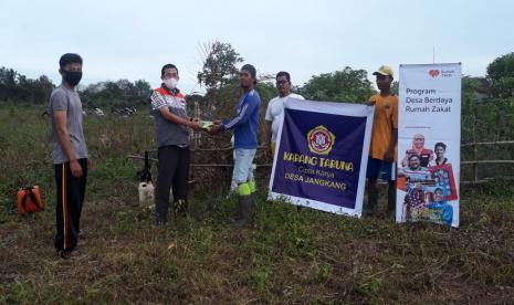 Rumah Zakat kembali menebar kebermanfaatan di tengah masyarakat pasca new normal diberlakukan. Pandemi Covid-19 memang sangat mempengaruhi keadaan ekonomi masyarakat bahkan sampai ada yang lumpuh.