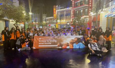 Rumah Zakat kembali menunjukkan komitmennya dalam mewujudkan ManfaatHebat untuk semua dengan menggelar kegiatan sosial bertajuk A Day to Shine and Smile di Trans Studio Bandung pada Ahad, (26/5/2024). Acara ini bertujuan untuk mendukung anak-anak yatim piatu dan dhuafa dari berbagai sekolah di Bandung melalui wisata edukasi dan pembagian bingkisan alat sekolah.