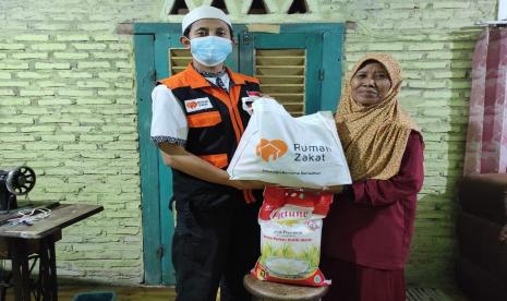 Rumah Zakat kembali menyalurkan bantuan berupa paket sembako dan uang tunai kepada 7 wanita tangguh di Desa Negeri Sakti, Kabupaten Pesawaran yang berjuang demi keluarga sekaligus sebagai tulang punggung keluarga. Kebahagiaan terlihat jelas dari wajah para wanita yang merupakan janda tersebut.